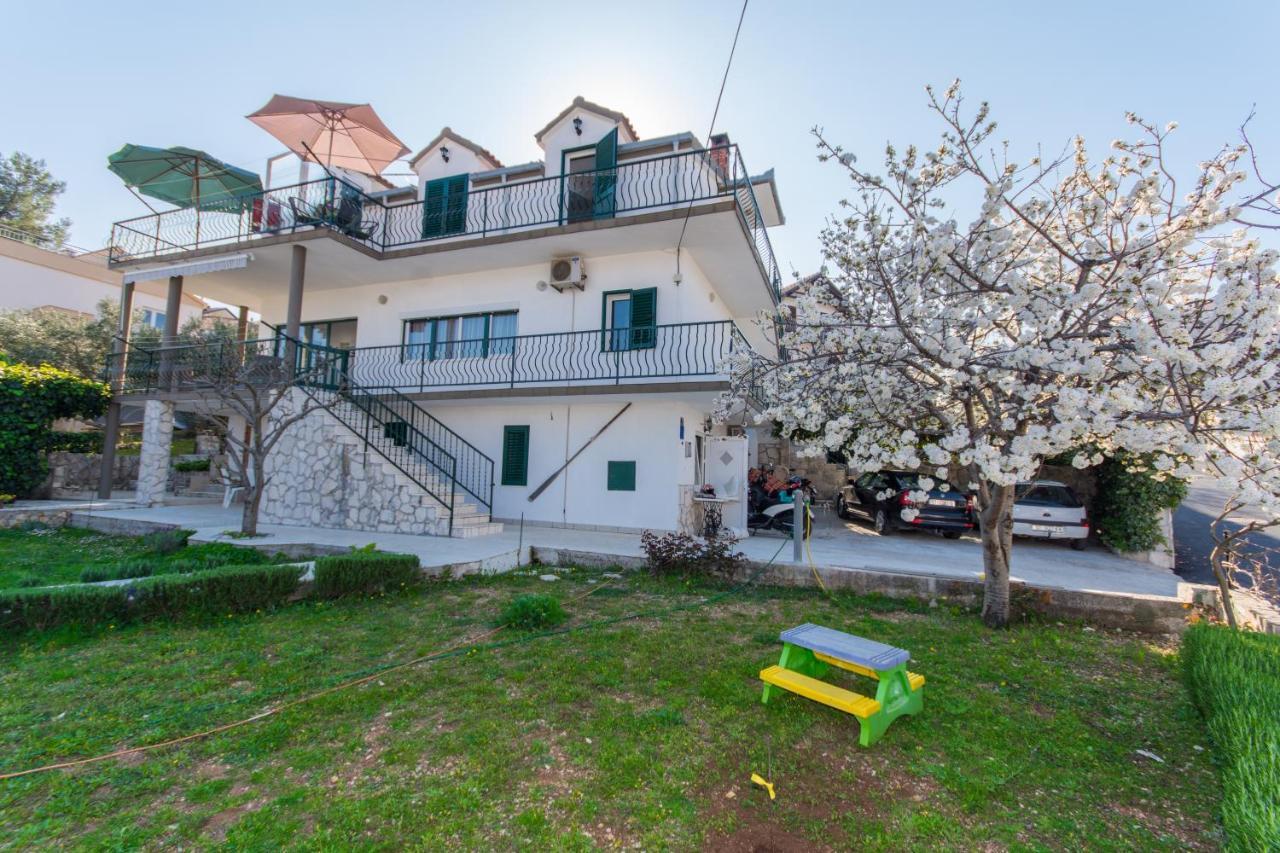 Apartments By The Sea Slatine, Ciovo - 1126 トロギール エクステリア 写真