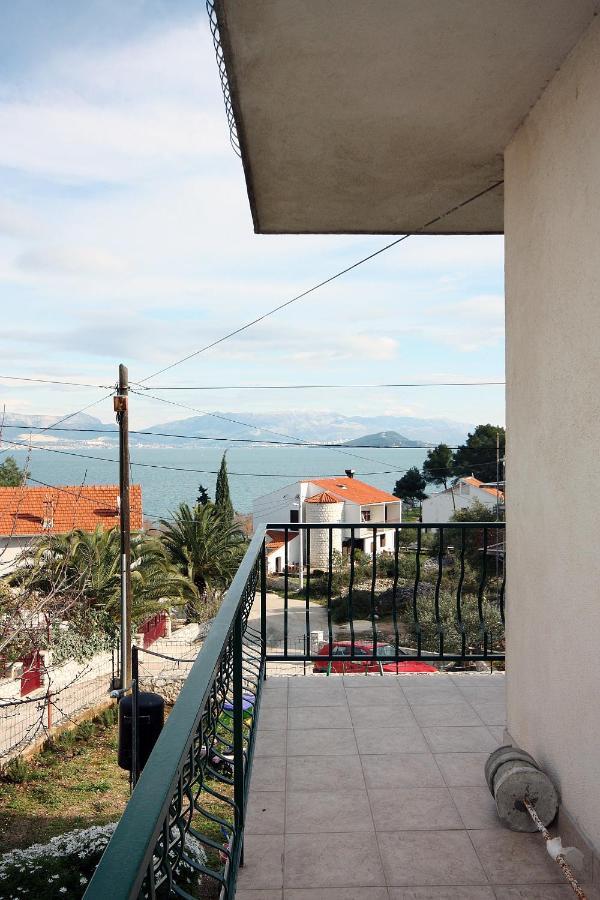 Apartments By The Sea Slatine, Ciovo - 1126 トロギール エクステリア 写真