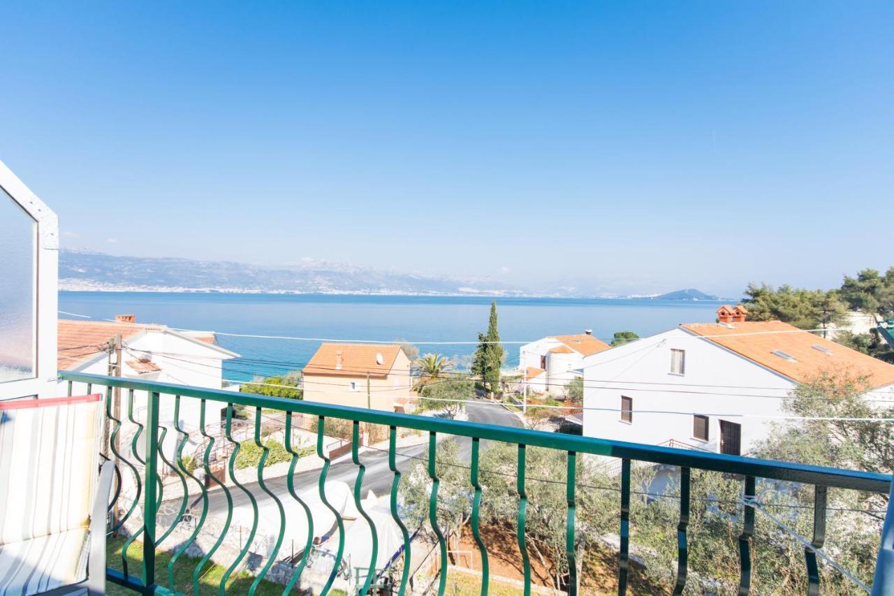 Apartments By The Sea Slatine, Ciovo - 1126 トロギール エクステリア 写真