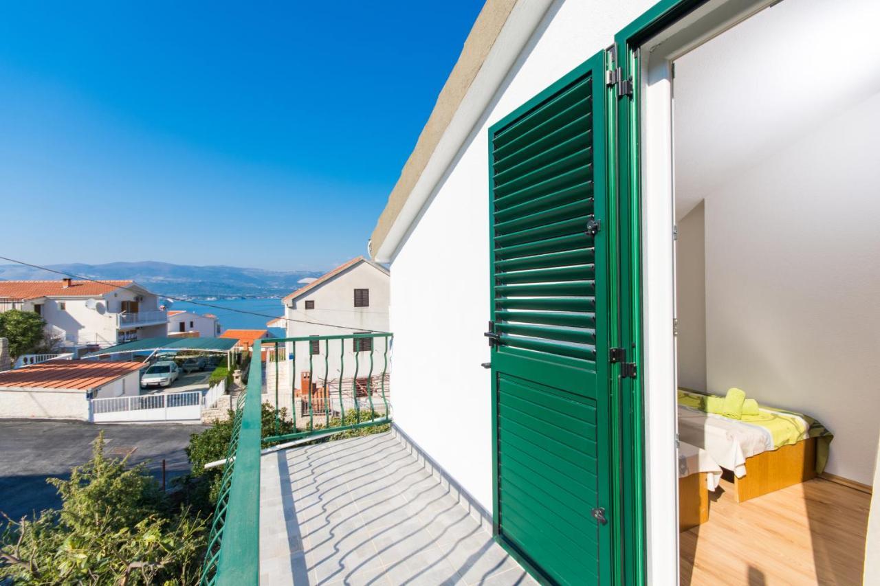 Apartments By The Sea Slatine, Ciovo - 1126 トロギール エクステリア 写真