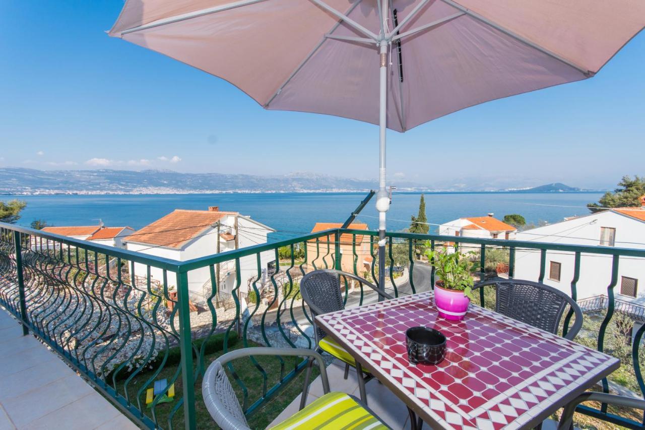 Apartments By The Sea Slatine, Ciovo - 1126 トロギール エクステリア 写真